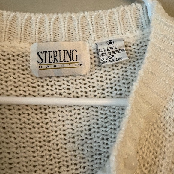 White V-Neck Sweater Lightweight Elegance - Picture 3 of 3